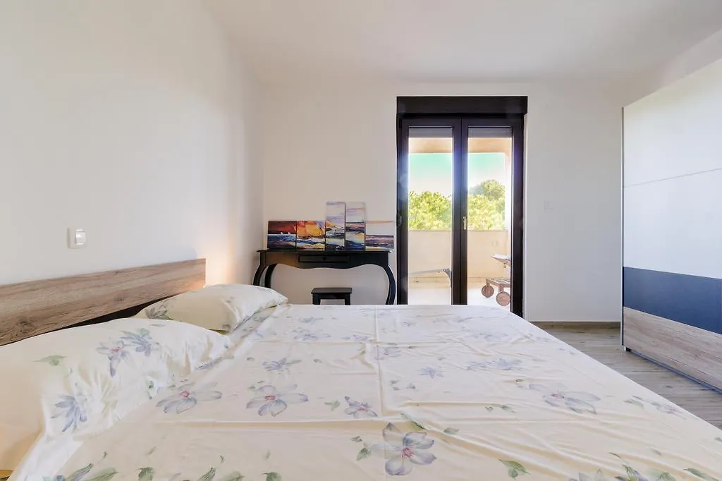 Apartments Ester Victoria Medolino