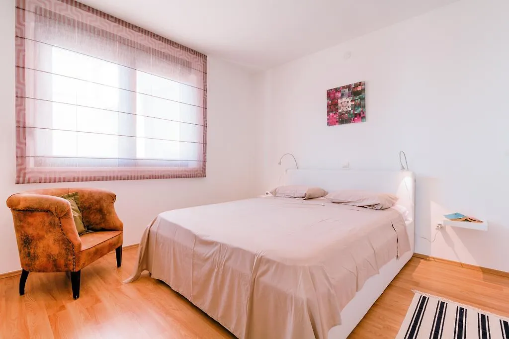 Apartments Ester Victoria Medolino