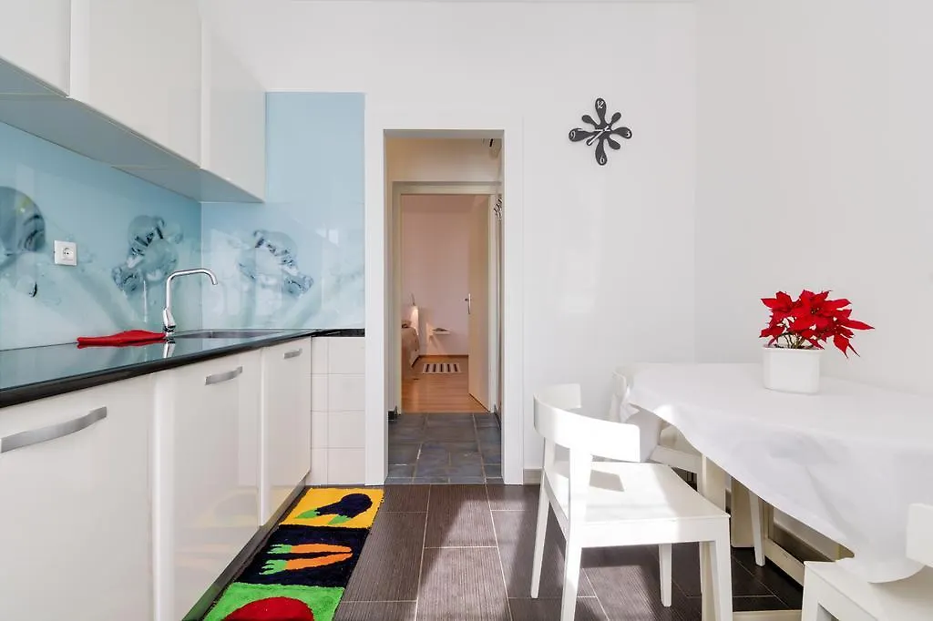 Apartments Ester Victoria Medolino