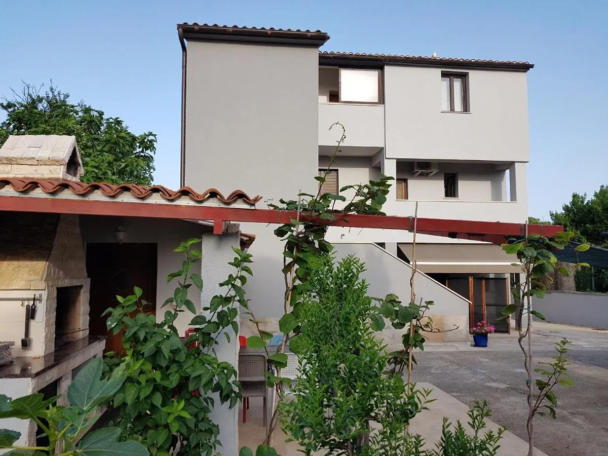 Apartments Ester Victoria Medolino